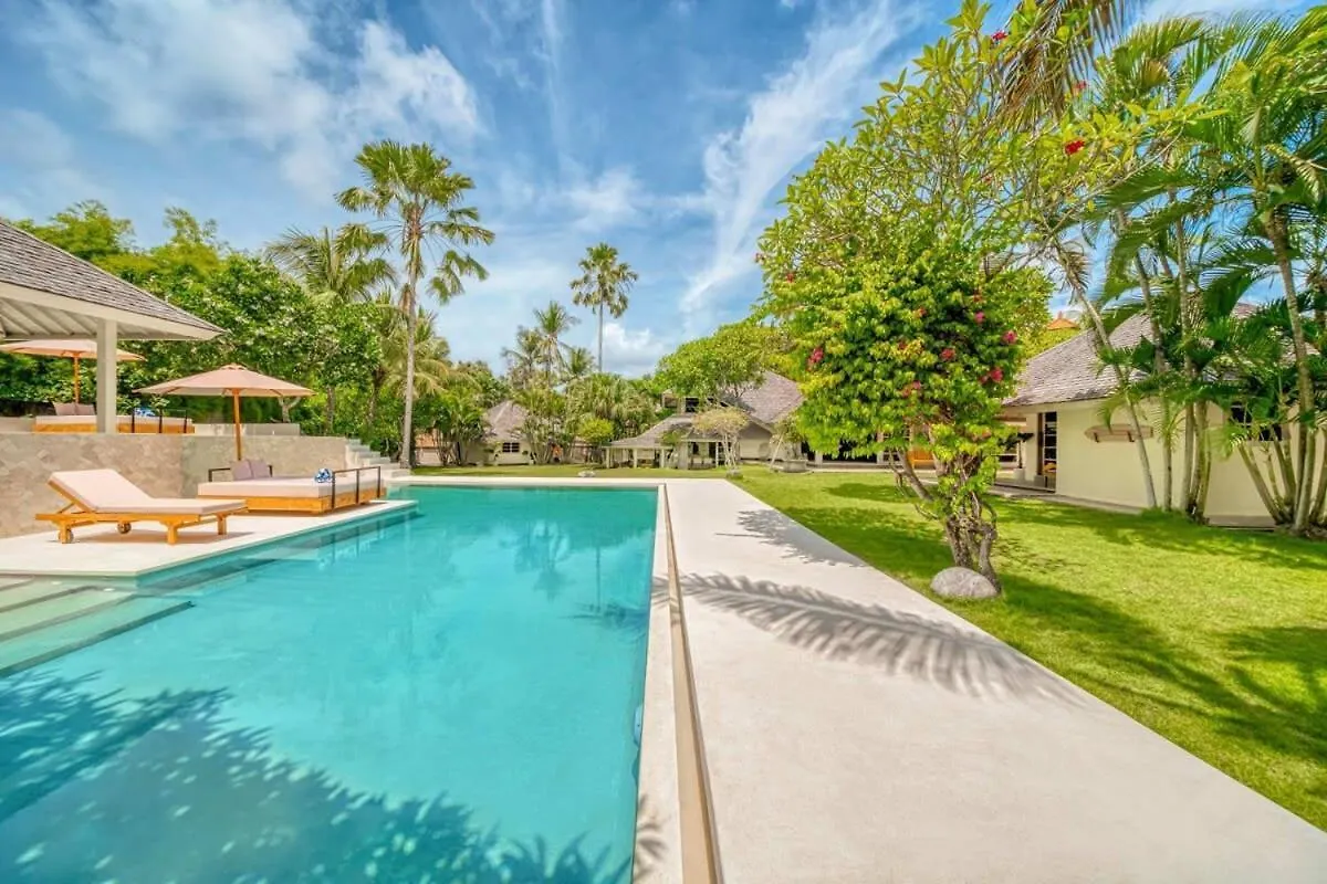 Villa Venice - 2000M2 Garden Right Behind Beach Seminyak