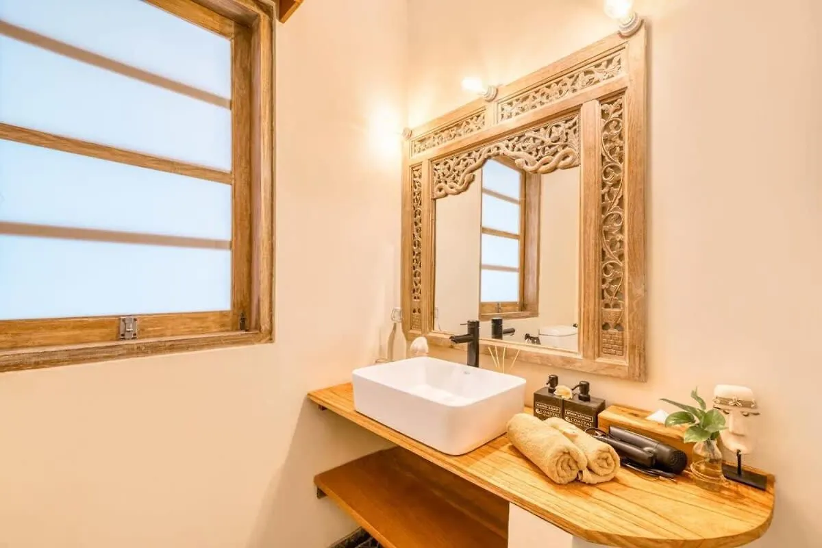 Villa Venice - 2000M2 Garden Right Behind Beach Seminyak